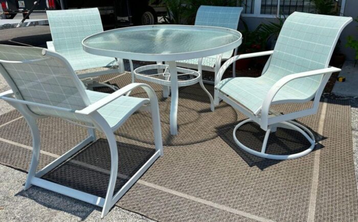 1990s winston outdoor mesh and aluminum oval dining table and 4 chairs 3257