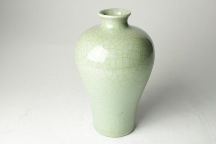 cracked glaze meiping shape vase 1700s 2