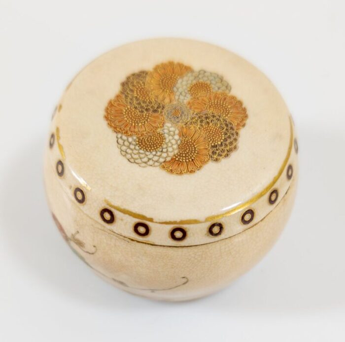 japanese satsuma covered box in kogo drum form by yabu meizan 1890s 10