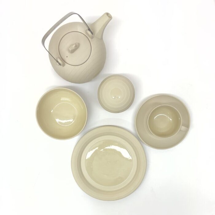 matte and gloss dinner set by hornsea concept place settings for 4 22 pieces 2980