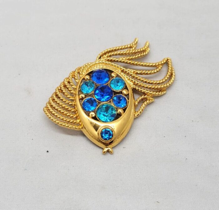 vintage signed napier goldtone faux sapphire and faux aquamarine fish brooch 6405